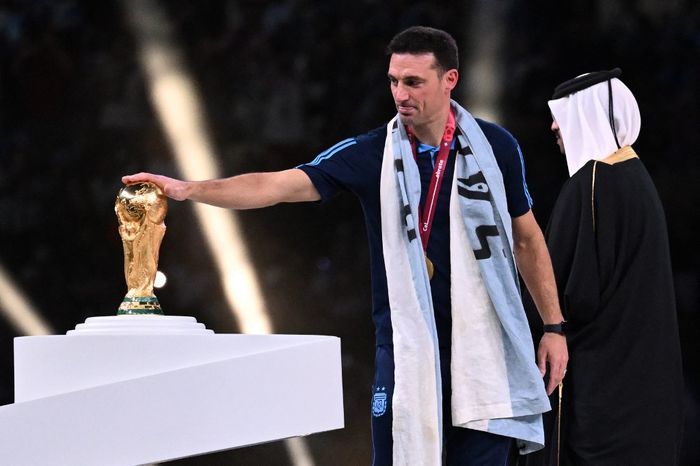 Lionel Scaloni membawa timnas Argentina juara Piala Dunia 2022 usai kalahkan timnas Prancis pada final di Stadion Lusail (18/12/2022).