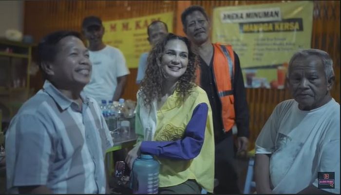 Keramahan Luna Maya tanggapi obrolan bapak-bapak di warung kaki lima