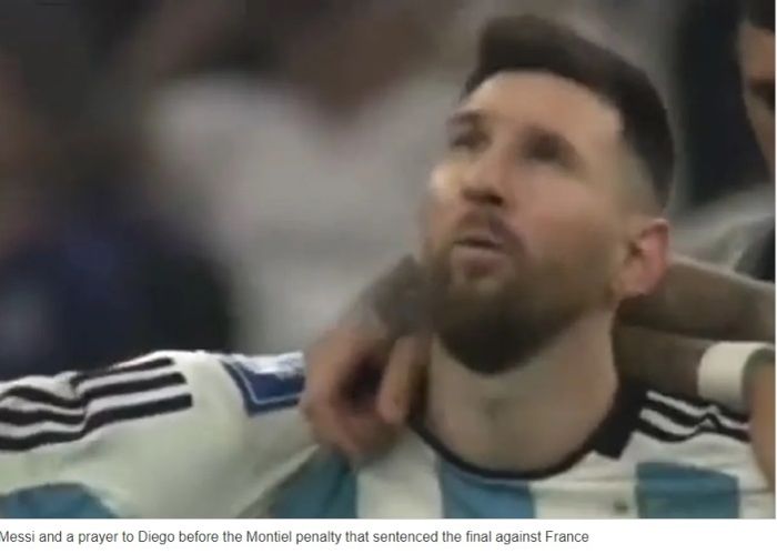 Momen Lionel Messi menatap angkasa sembari berdoa saat final Piala Dunia 2022.