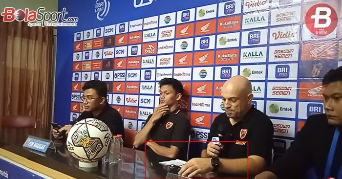 Bernardo Tavares membacakan blunder wasit dalam laga PSM Makassar vs PSIS Semarang (19/12/2022).