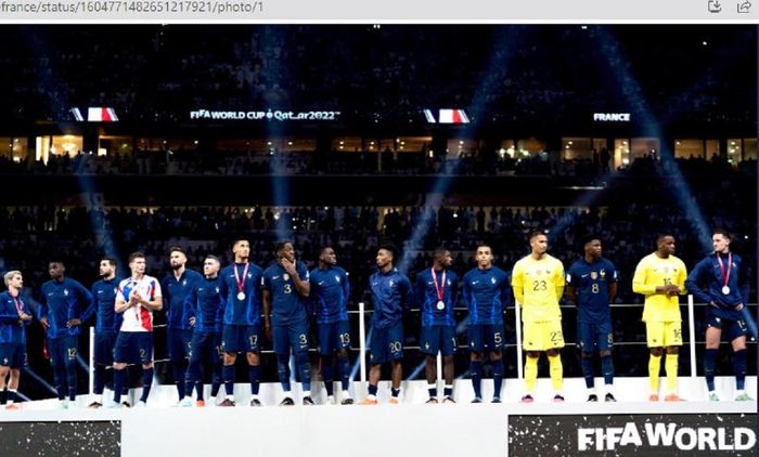 Para pemain timnas Prancis menerima medali runner-up usai dikalahkan timnas Argentina pada partai final Piala Dunia 2022 di Stadion Lusail, Minggu (18/12/2022).