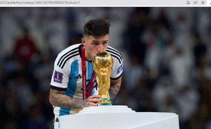 Gelandang timnas Argentina, Enzo Fernandez, mencium trofi Piala Dunia 2022.