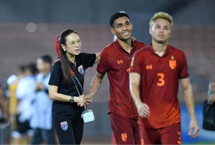 Manajer Timnas Thailand Madam Pang menyalami striker Teerasil Dangda seusai menekuk Brunei di Piala AFF 2022.