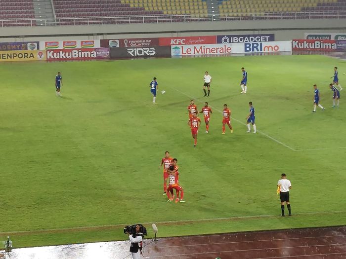 Pemain Bali United melakukan selebrasi setelah mencetak gol ke gawang PSIS Semarang pada laga pekan ke-17 Liga 1 2022/2023 di Stadion Manahan, Solo, Kamis (22/12/2022)