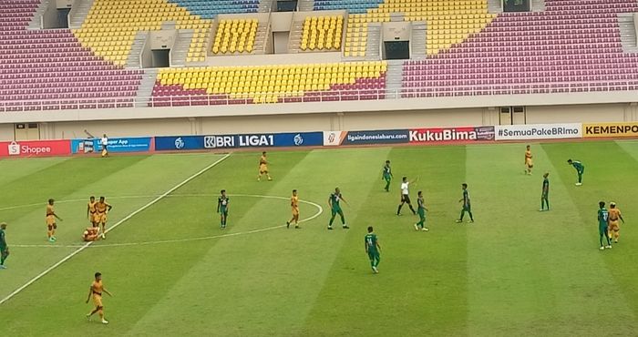 Suasana pertandingan antara Dewa United versus Persebaya Surabaya, di Stadion Manahan, Surakarta, pada Sabtu (24/12/2022)