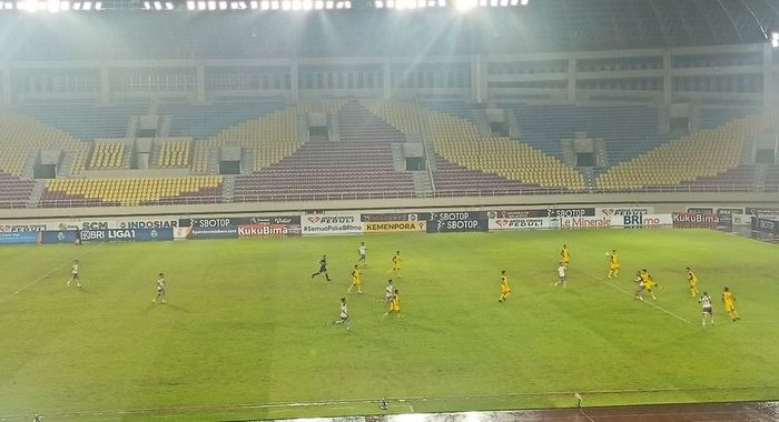 Suasana pertandingan antara Persikabo 1973 vs Persib Bandung di Stadion Manahan, Surakarta, Sabtu (24/12/2022).