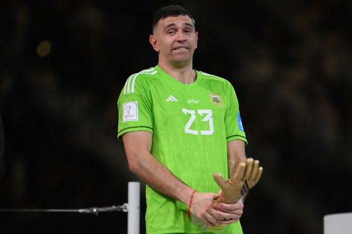 Emiliano Martinez saat memenangkan penghargaan Golden Gloves atau Kiper Terbaik Piala Dunia 2022.
