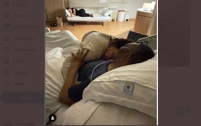 Kondisi legenda timnas Brasil, Pele, dikabarkan terus memburuk. Dia dipeluk putrinya, Kely, saat menemani di rumah sakit di Sao Paulo (24/12/2022).
