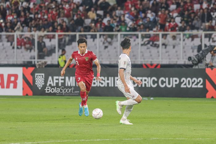 Bek sayap kiri timnas Indonesia, Edo Febriansyah (kiri), sedang menguasai bola ketika bertanding dalam laga Piala AFF 2022 di Stadion Gelora Bung Karno, Senayan, Jakarta, 23 Desember 2022.