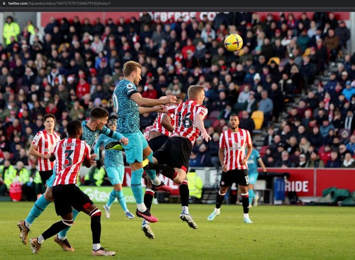 Striker Tottenham Hotspur, Harry Kane, mencetak gol ke gawang Brentford pada laga Boxing Day pekan ke-17 Liga Inggris 2022-2023 di Gtech Community Stadium, Senin (26/12/2022.