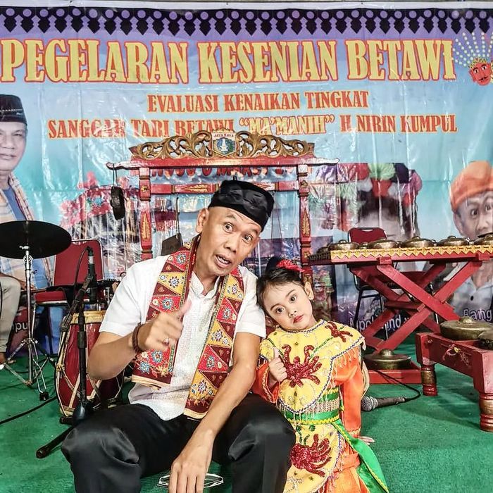 Ucup Nirin bersama sang cucu