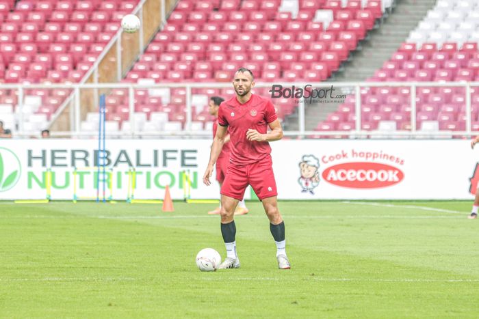 Striker naturalisasi timnas Indonesia, Ilija Spasojevic, sedang menguasai bola ketika berlatih di Stadion Gelora Bung Karno, Senayan, Jakarta, 28 Desember 2022.