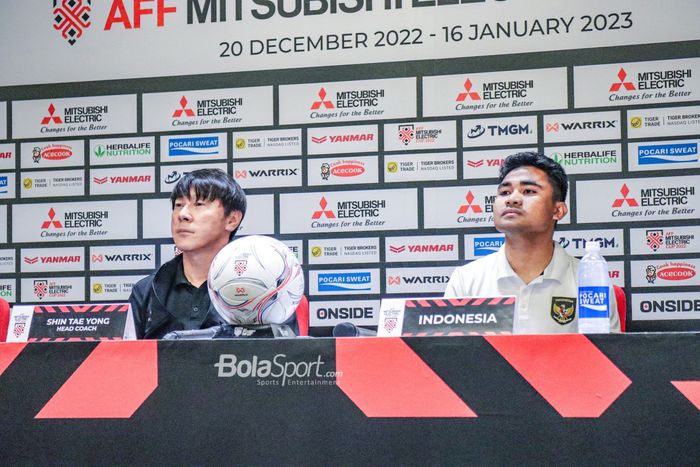 Pelatih timnas Indonesia, Shin Tae-yong (kiri) dan pemainnya bernama Asnawi Mangkualam Bahar (kanan) saat menghadiri sesi jumpa pers jelang laga ketiga Grupa A Piala AFF 2022 di Stadion Gelora Bung Karno, Senayan, Jakarta, 28 Desember 2022.