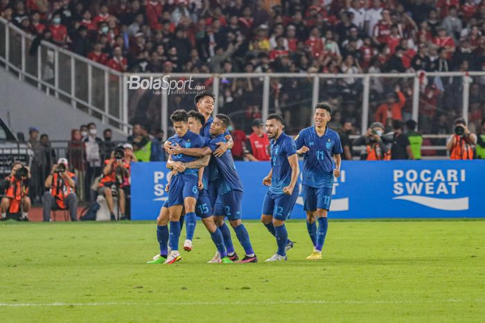 Para pemain timnas Thailand merayakan gol Sarach Yooyen yang menyamakan skor menjadi 1-1 dalam laga melawan timnas Indonesia di Grup A Piala AFF 2022, Kamis (29/12/2022) di SUGBK, Senayan.
