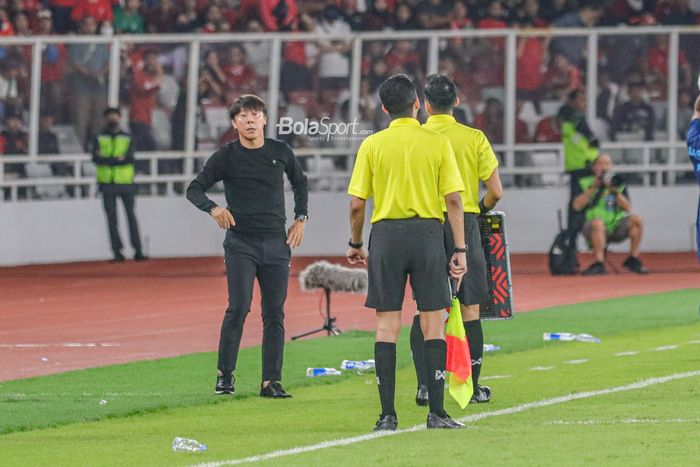 Pelatih timnas Indonesia, Shin Tae-yong (kiri), sedang melakukan protes kepada wasit saat memantau timnya bertanding dalam laga Piala AFF 2022 di Stadion Gelora Bung Karno, Senayan, Jakarta, 29 Desember 2022.