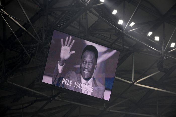 Penghormatan untuk legenda timnas Brasil, Pele, di Stadion Velodrome dalam laga Liga Prancis antara Marseille vs Toulouse (29/12/2022).