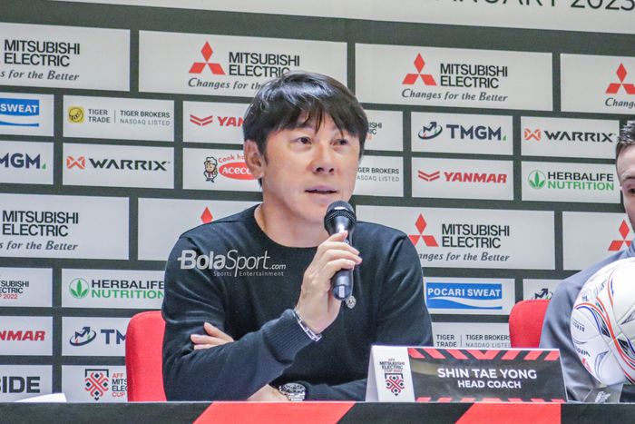 Pelatih timnas Indonesia, Shin Tae-yong, sedang memberikan keterangan kepada awak media dalam sesi jumpa pers seusai laga Piala AFF 2022 di Stadion Gelora Bung Karno, Senayan, Jakarta, 29 Desember 2022.