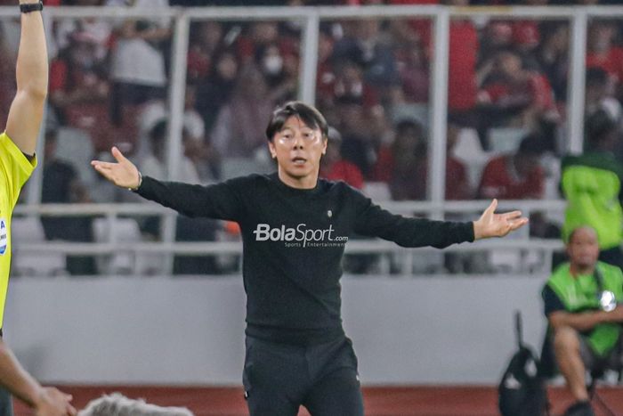 Pelatih timnas Indonesia, Shin Tae-yong, sempat emosional saat memantau para pemainnya berlaga pada Piala AFF 2022 di Stadion Utama Gelora Bung Karno, Senayan, Jakarta, 29 Desember 2022.