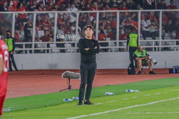 Pelatih timnas Indonesia, Shin Tae-yong, sedang memantau para pemainnya bertanding dalam laga Piala AFF 2022 di Stadion Utama Gelora Bung Karno, Senayan, Jakarta, 29 Desember 2022.