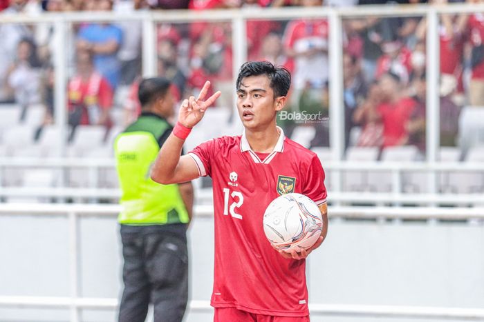Bek sayap kiri timnas Indonesia, Pratama Arhan, tampak sedang memberikan intruksi kepada rekan-rekannya saat berlaga pada Piala AFF 2022 di Stadion Utama Gelora Bung Karno, Senayan, Jakarta, 29 Desember 2022.