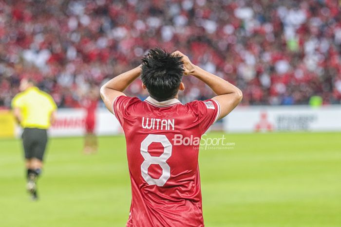 Pemain sayap kanan timnas Indonesia, Witan Sulaeman, sempat memegangi kepalanya sebagai luapan kekecewaan saat memaksimalkan peluang dalam laga Piala AFF 2022 di Stadion Utama Gelora Bung Karno, Senayan, Jakarta, 29 Desember 2022.