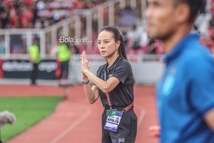 Presiden Asosiasi Sepak Bola Thailand, Madam Pang, ketika masih menjadi manajer tim saat menemani timnya bertanding pada Piala AFF 2022 di Stadion Utama Gelora Bung Karno, Senayan, Jakarta, 29 Desember 2022.