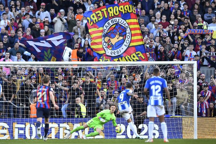 Joselu mencetak gol untuk Espanyol ke gawang Barcelona dalam jornada 15 Liga Spanyol 2022-2023 di Stadion Camp Nou, Sabtu (31/12/2022).
