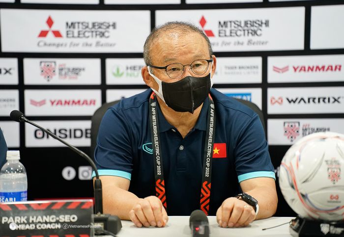 Pelatih timnas Vietnam, Park Hang-seo, memberikan keterangan saat jumpa pers setelah pertandingan lawan Singapura di Piala AFF 2022.