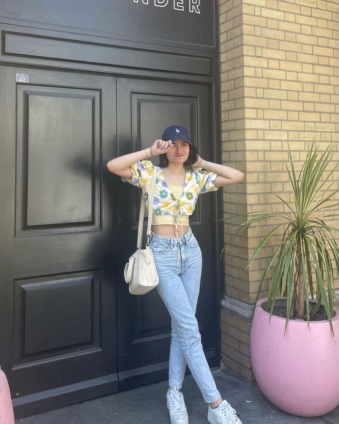 Mengintip 6 OOTD Satine Buat Tampil Modis Pakai Crop Top