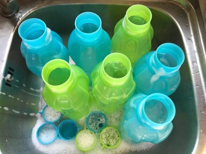 Cara mencuci botol minuman plastik tanpa sikat dengan mudah