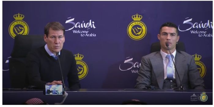 Rudi Garcia (kiri) dan Cristiano Ronaldo dalam konferensi pers pertama CR7 sebagai pemain Al Nassr, Selasa (3/1/2023).