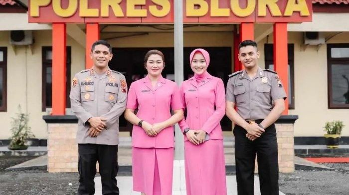 Momen Yeni Inka dan Khrisna Shakti foto bareng dengan Kapolres Blora beserta istri. Momen itu diambil saat pelantikan Khrisna.    