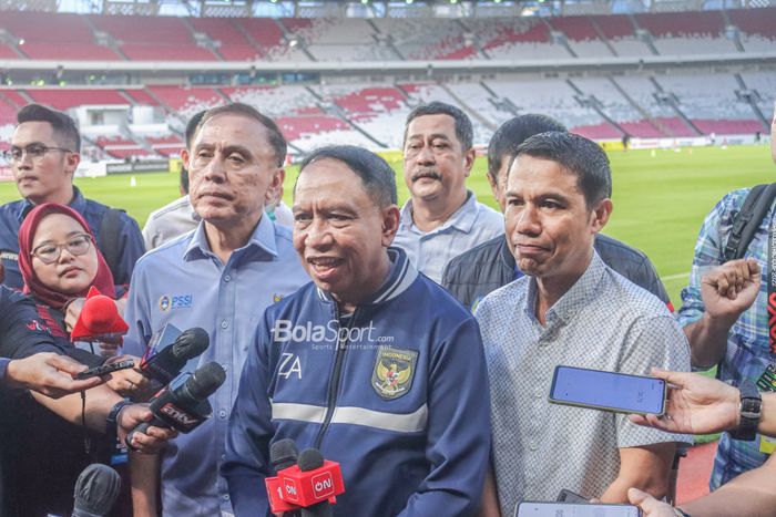 (Dari kiri ke kanan) Mochamad Iriawan sebagai Ketua Umum PSSI, Zainudin Amali selaku Menteri Pemuda dan Olahraga Republik Indonesia, dan Yunus Nusi sebagai Sekretaris Jendral PSSI sedang wawancara Menteri Pemuda dan Olahraga Republik Indonesia, Zainudin Amali, saat tiba di Stadion Gelora Bung Karno,