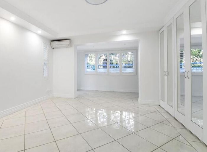 cara mengepel lantai keramik supaya tidak lengket