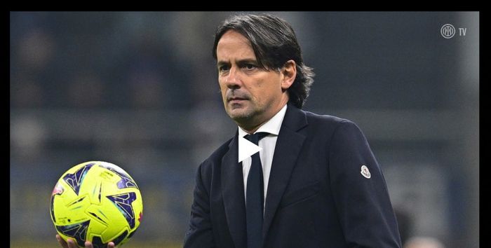 Pelatih Inter Milan, Simone Inzaghi, mendapat ultimatum dari manajemen klub untuk membawa I Nerazzurri finis di posisi empat besar Liga Italia 2022-2023.