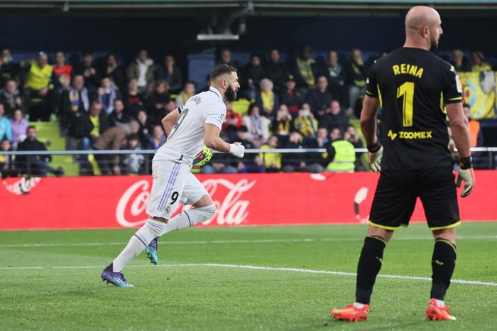 Striker Real Madrid, Karim Benzema, merayakan gol ke gawang Villarreal dalam laga Liga Spanyol di Stadion La Ceramica, Sabtu (7/1/2023).