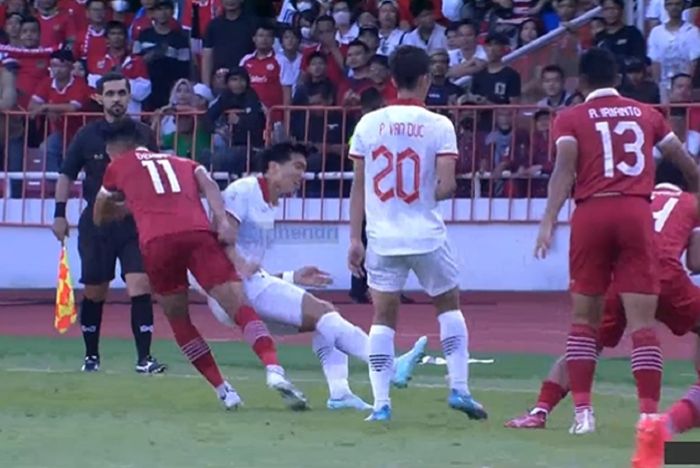 Klip video yang memperlihatkan Doan Van Hau (tengah) melancarkan kung-fu ke striker Timnas Indonesia Dendy Sulistyawan dalam semifinal leg pertama Piala AFF 2022 di Stadion Utama GBK, Jakarta, 6 Januari 2023.