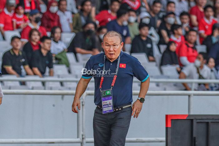 Pelatih timnas Vietnam, Park Hang-seo, sedang memantau para pemainnya bertanding dalam laga leg pertama semifinal Piala AFF 2022 di Stadion Gelora Bung Karno, Senayan, Jakarta, 6 Januari 2023.