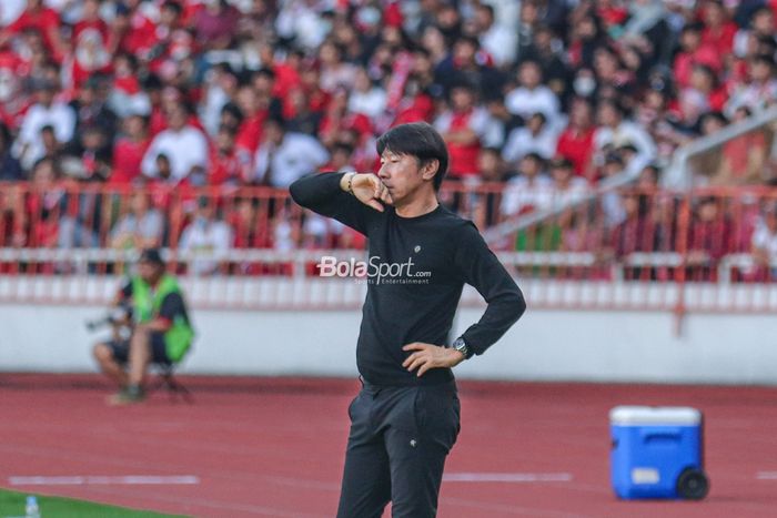 Pelatih timnas Indonesia, Shin Tae-yong, tampak sempat memasang wajah khawatir saat memantau para pemainnya berlaga dalam pertandingan leg pertama semifinal Piala AFF 2022 di Stadion Gelora Bung Karno, Senayan, Jakarta, 6 Januari 2023.