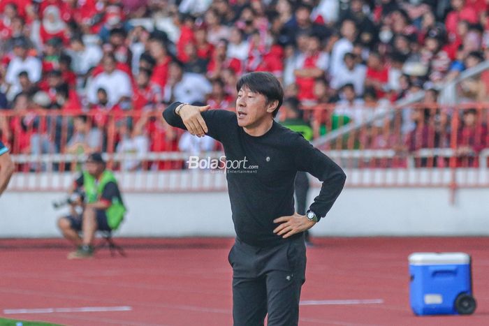 Pelatih timnas Indonesia, Shin Tae-yong, sedang memberikan intruksi kepada para pemainnya saat berlaga dalam pertandingan leg pertama semifinal Piala AFF 2022 di Stadion Gelora Bung Karno, Senayan, Jakarta, 6 Januari 2023.