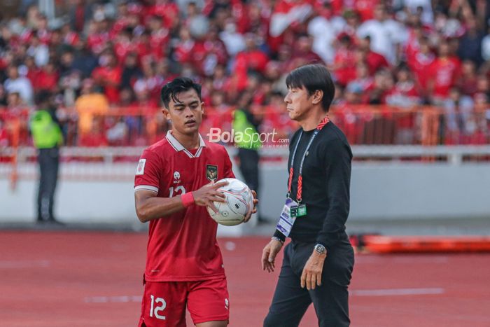 Pelatih timnas Indonesia, Shin Tae-yong (kanan), sedang memantau pemainnya bernama Pratama Arhan (kiri) yang akan melakukan lemparan ked dalam saat berlaga pada leg pertama semifinal Piala AFF 2022 di Stadion Gelora Bung Karno, Senayan, Jakarta, 6 Januari 2023.