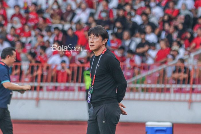 Pelatih timnas Indonesia, Shin Tae-yong, sedang memantau para pemainnya bertanding dalam laga leg pertama semifinal Piala AFF 2022 di Stadion Gelora Bung Karno, Senayan, Jakarta, 6 Januari 2023.