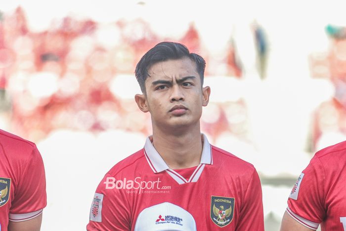 Bek sayap kiri timnas Indonesia, Pratama Arhan, saat sedang berbaris jelang bertanding dalam laga leg pertama semifinal Piala AFF 2022 di Stadion Gelora Bung Karno, Senayan, Jakarta, 6 Januari 2023.