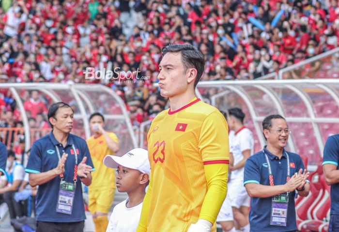 Kiper timnas Vietnam, Dang Van Lam, saat memasuki lapangan jelang bertanding dalam laga leg pertama semifinal Piala AFF 2022 di Stadion Gelora Bung Karno, Senayan, Jakarta, 6 Januari 2023.