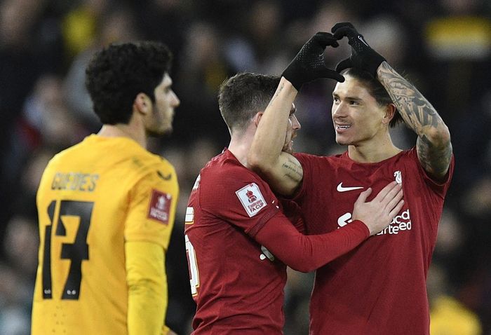 Striker Liverpool, Darwin Nunez (kanan), merayakan gol ke gawang Wolverhampton Wanderers dalam laga babak ketiga Piala FA di Stadion Anfield, Sabtu (7/1/2023).