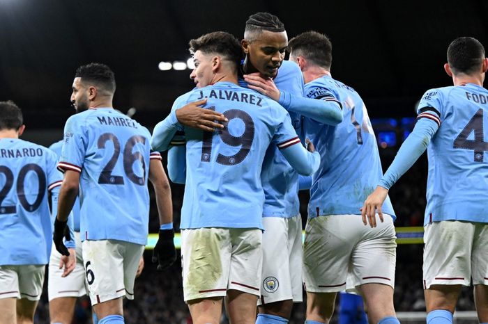 Para pemain Manchester City merayakan gol penalti yang dicetak oleh Julian Alvarez (19) pada partai babak ketiga Piala FA 2022-2023 di Etihad Stadium, Minggu (8/1/2023).