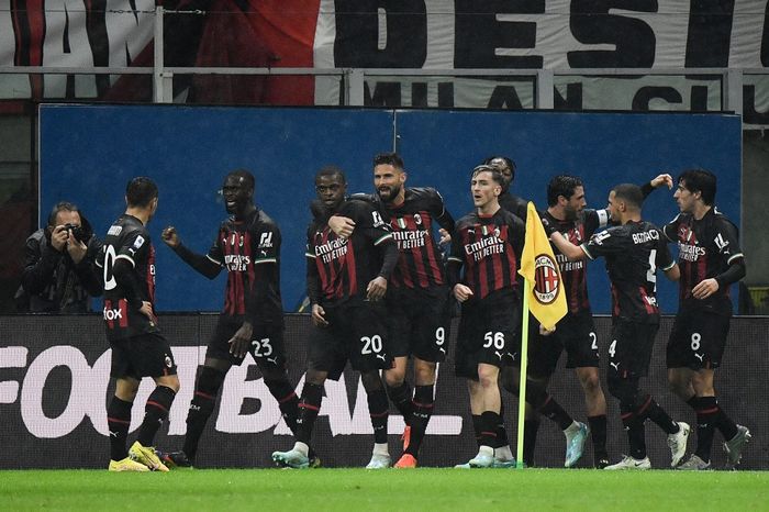 Para pemain AC Milan merayakan gol Pierre Kalulu ke gawang AS Roma dalam giornata 17 Liga Italia 2022-2023 di Stadion San Siro, Minggu (8/1/2023).
