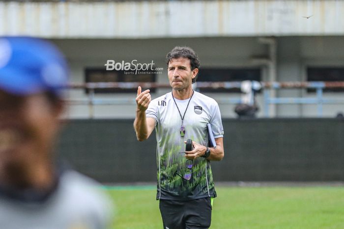 Pelatih Persib Bandung, Luis Milla, sedang memberikan intruksi kepada para pemainnya saat berlatih di Stadion Gelora Bandung Lautan Api, Bandung, Jawa Barat, 10 Januari 2023.