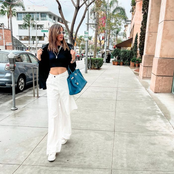 Penampilan seksi Nia Ramadhani saat jalan-jalan di Los Angeles