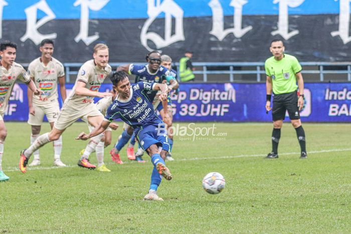 Pemain Persib, Beckham Putra, mengeksekusi penalti di babak pertama laga melawan Persija di Liga 1, Rabu (11/1/2023) di Stadion Gelora Bandung Lautan Api.